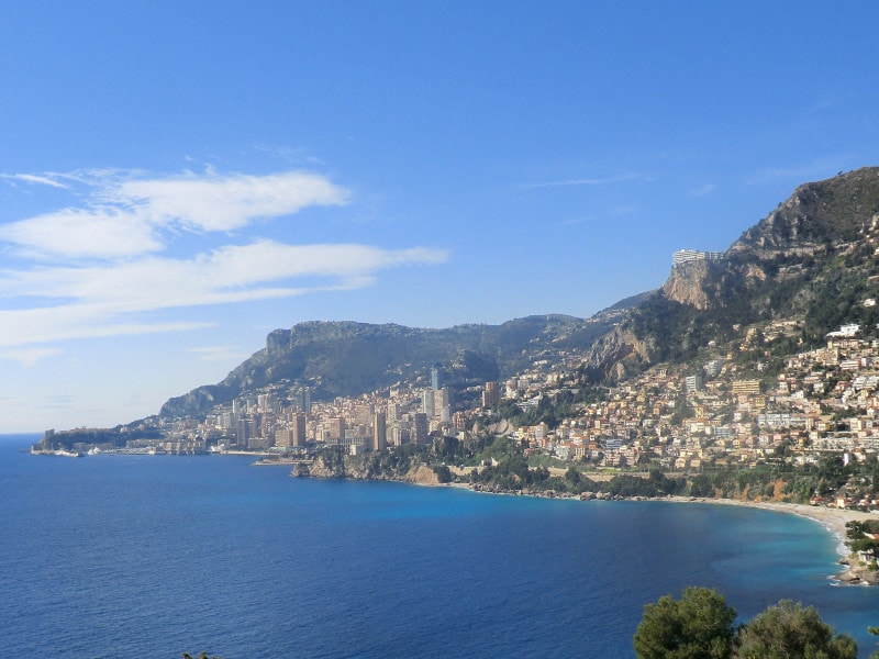 コートダジュールの海岸線はその名の通りの青い海が続く。中央奥がモナコ周辺。