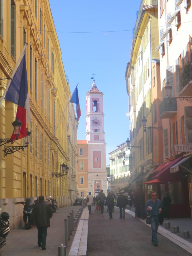 歴史と文化の薫りが漂うニースの旧市街。今なお多くの芸術家たちを引きつける。