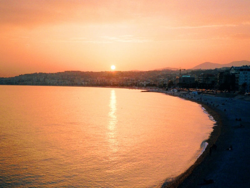 夕刻のニース海岸。夕陽とは、ニースのためにあるのでは……
