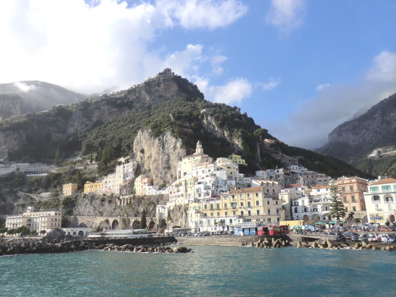 背後に急峻な山がそびえるアマルフィの街