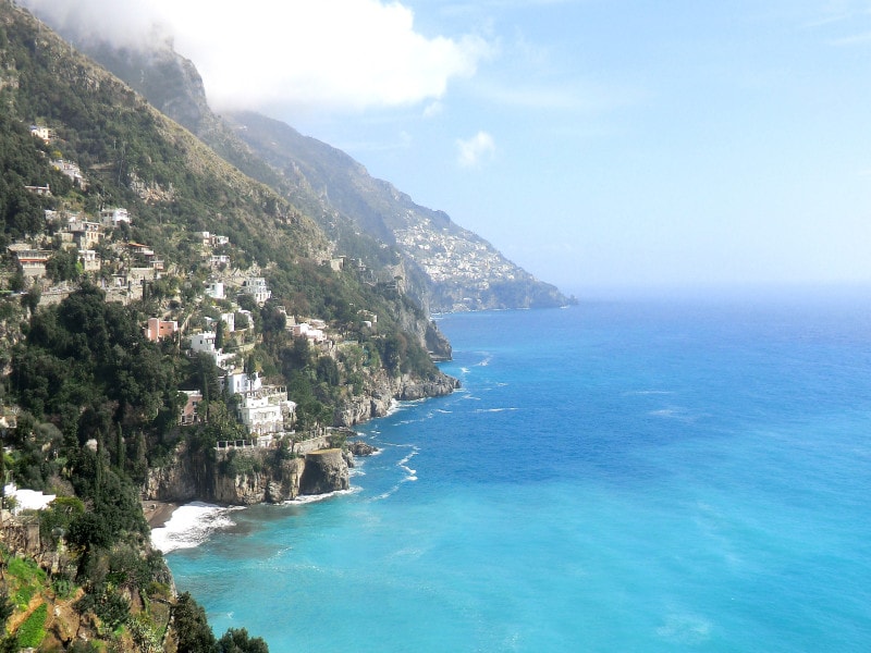 青い海と険しい山並みが同居するアマルフィ海岸。車の運転は気をつけて！