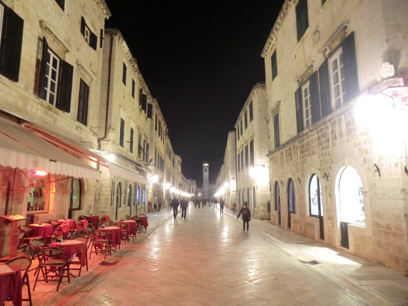 幻想的な夜の旧市街で優美なディナーを。レストランの数も多い。