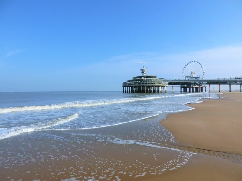 広大な砂浜が果てしなく続くスケベニンゲンビーチ。エンターテイメント施設が充実！
