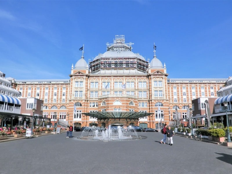 堂々たる威容を誇る伝統と格式のホテル、クアハウス。世界のVIP達が投宿してきた。