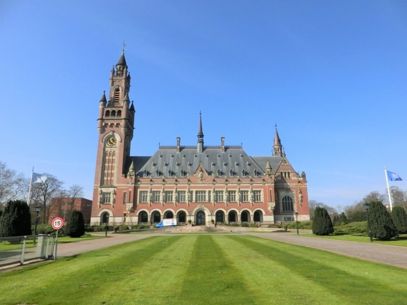 国家間の紛争を裁く国際司法裁判所（平和宮）。皇后雅子さまの父、小和田恆氏が判事を務めていたことでも知られる。