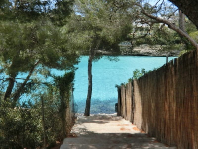 隣りの“Cala”への抜け道。小路の先に現れる青いオアシスに胸が高鳴る