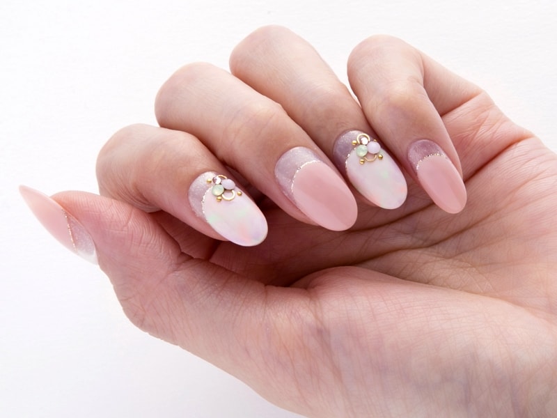 淡い色のストーンを合わせてトーンを統一