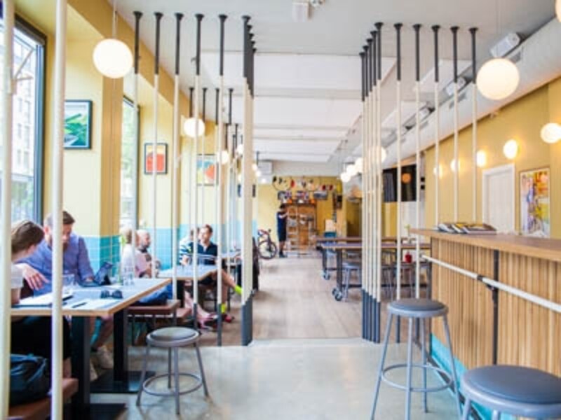 おしゃれなカフェ店内