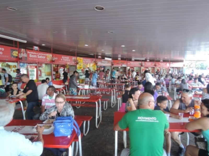 週末は地元の人、旅行者が集まる憩いの場