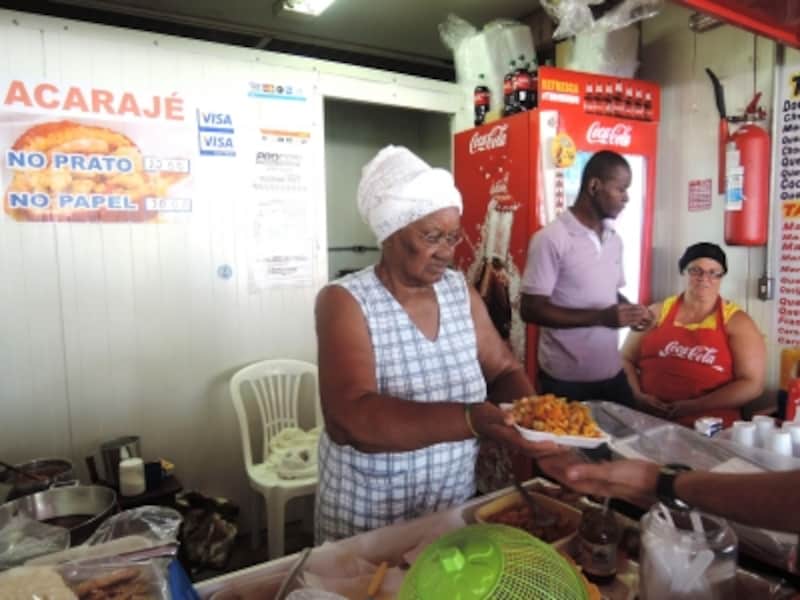 北東部の郷土食アカラジェ（揚げパンに海老・香辛料をはさんだ料理）の店