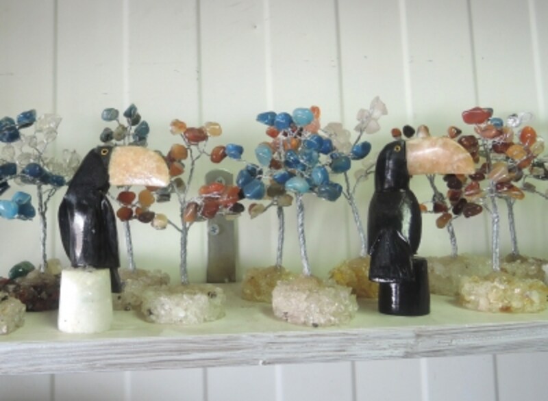 くちばしの大きなトゥッカーノ（オニオオハシ）と涼しげな木の置物