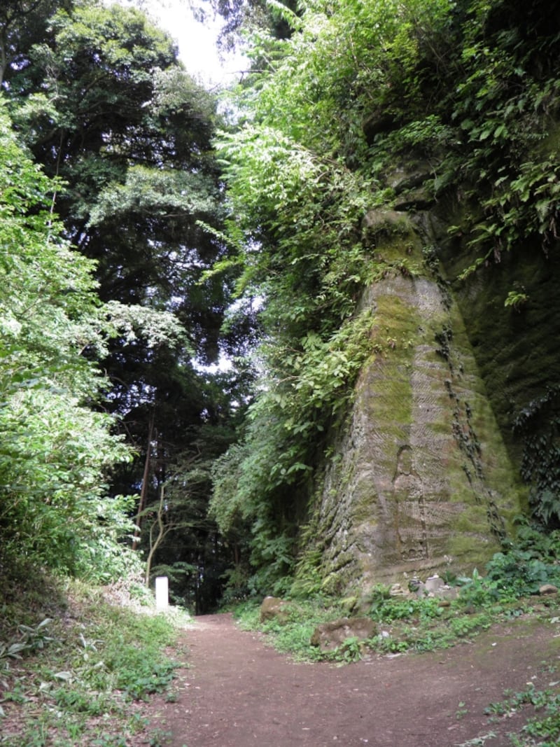 峠の頂上。右手の崖に磨崖仏が