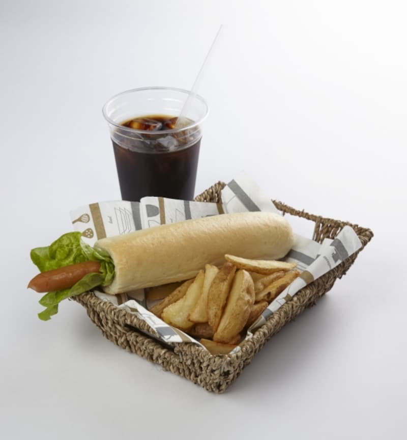 8階「TUBEundefinedガーデン・ビアテラス」で提供される「TUBEドッグセット」 チューブ型のホットドッグにフライドポテトとundefinedソフトドリンク付きundefined550円