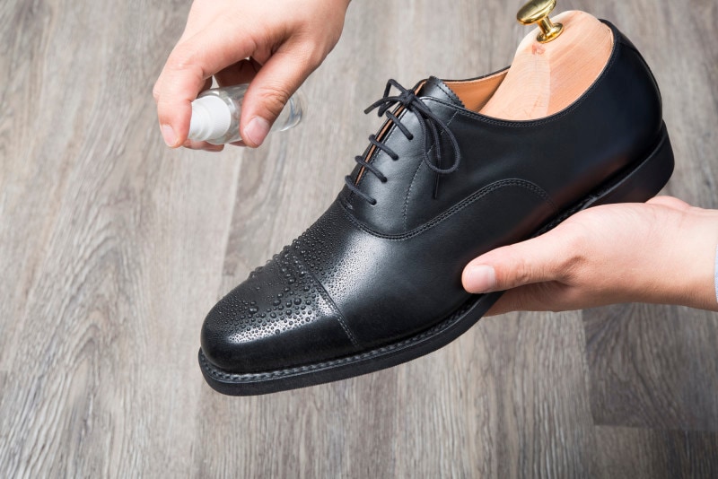防水スプレーを選ぶときには「革靴には皮革用を」など、用途を考えましょう