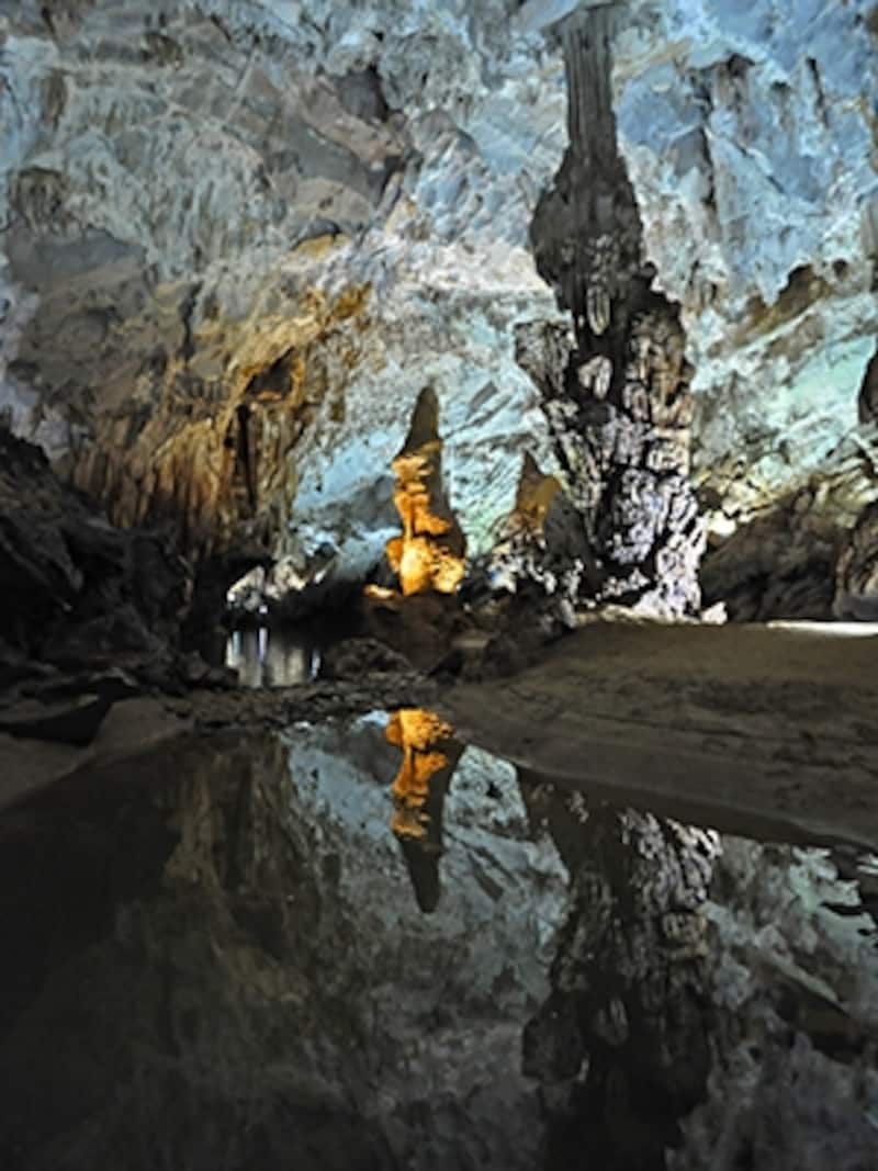 ソン川によって穿たれた河食洞、フォンニャ洞窟
