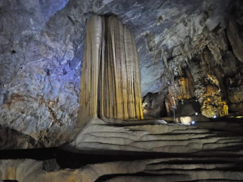 ティエンドゥオン洞窟の美しい石柱群