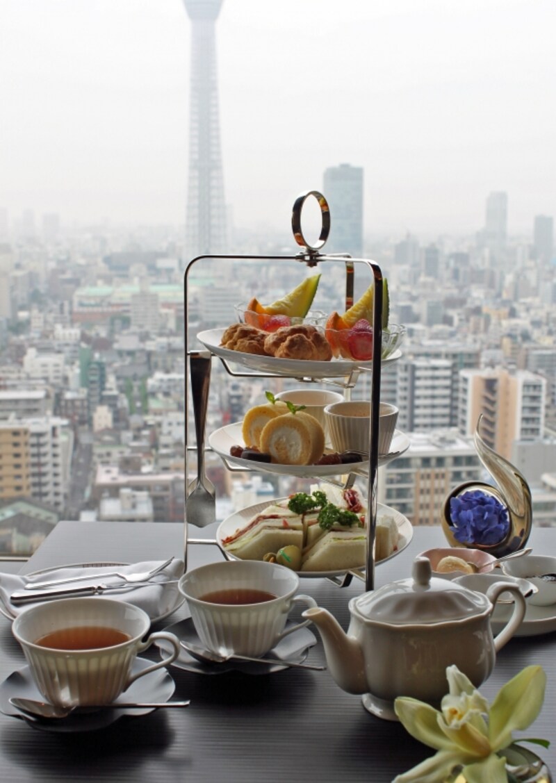 アフタヌーンティーセット。写真は2名様分。取材時は曇りでしたが、はっきり見える東京スカイツリー。その日の天気によっても見え方も感じ方も変わるのも魅力ですね
