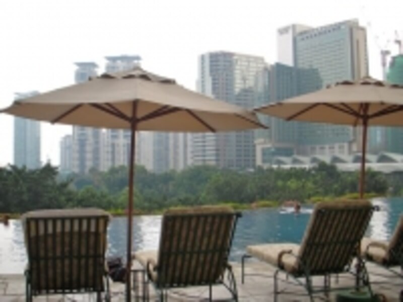 公園が見渡せるプールサイドは、リゾートムード満点