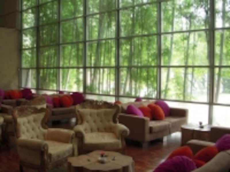 アジアのテイストをモダンに昇華させたデザインが目を惹くロビー