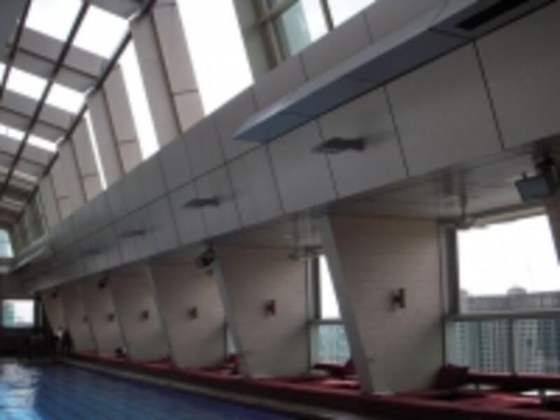 ツインタワーが目の前に迫る、スカイ・バーは人気スポットゆえ夜の時間帯は予約必須