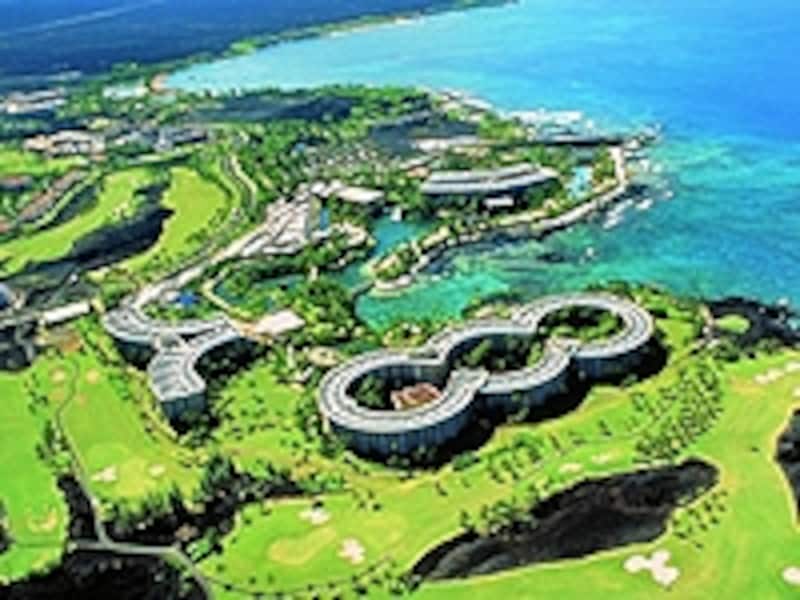 色とりどりの花々や美しいゴルフコース、白砂のビーチ、そして、大型ホテルやショッピングセンターも