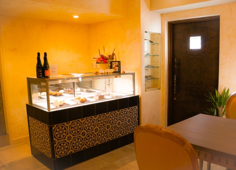 レストラン店内にショーケースが飾られています。