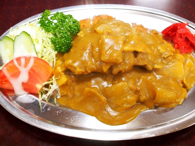 サラダもいっしょに盛りつけられており、おいしそう