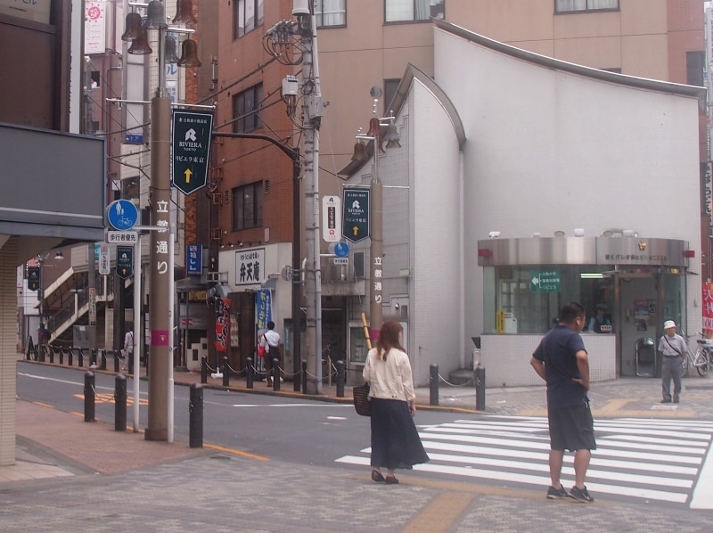 左に曲がってしばらく歩くと立教大学がある