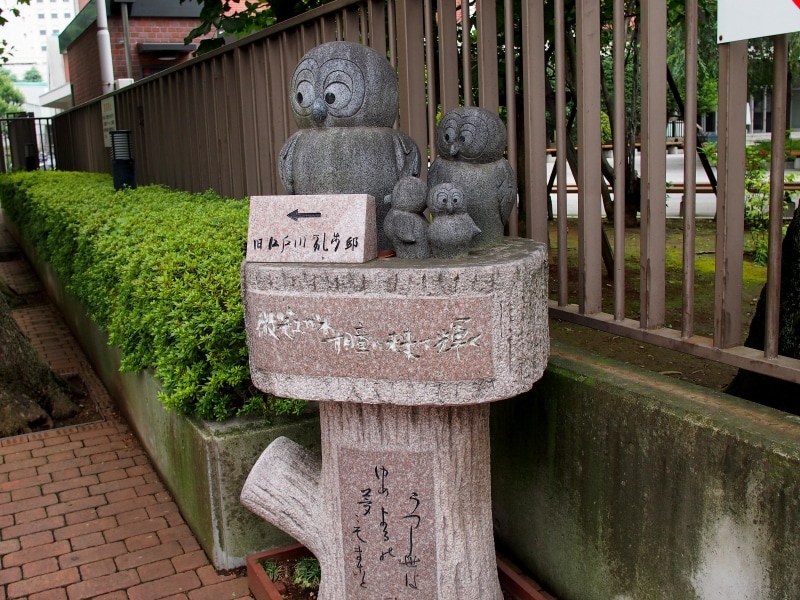 フクロウの目が行き先を指し示している