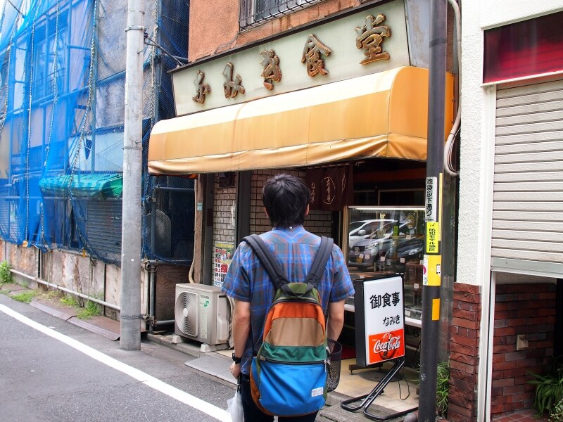 いかにも老舗といった食堂だ。