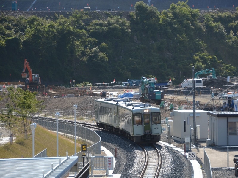 女川駅3階から到着列車を撮影
