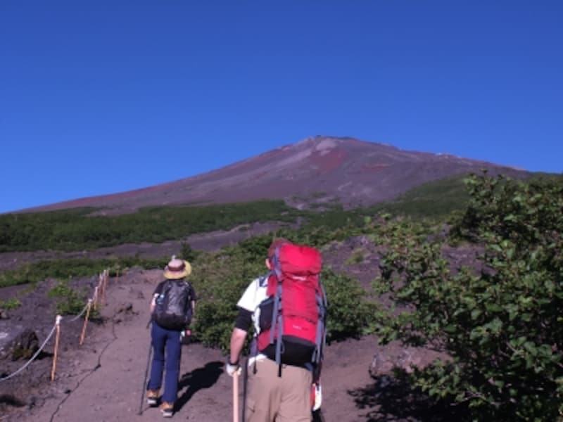 「須走ルート」六合目手前から見た富士山山頂