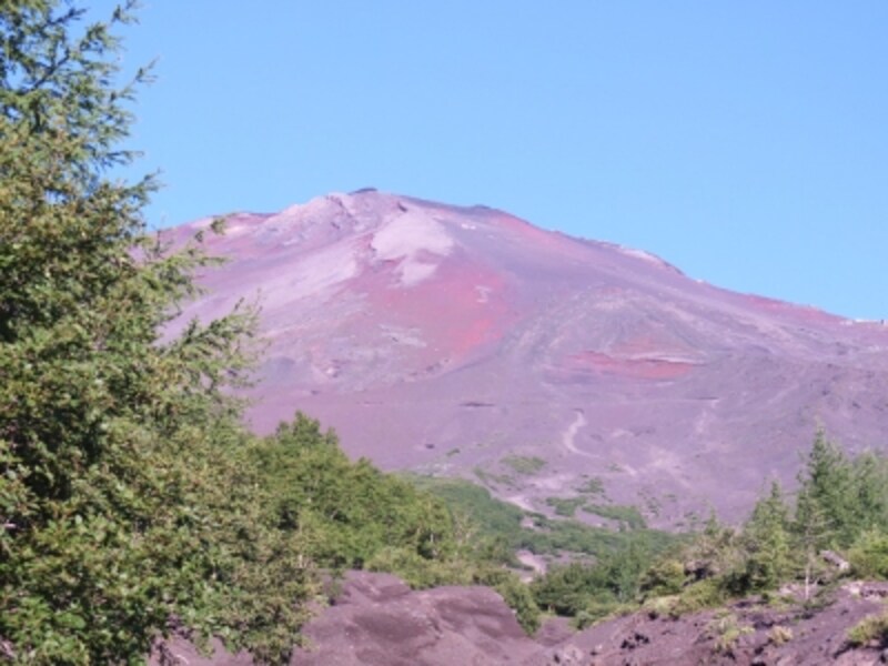 遠くから見るのとは全然違う、赤茶けた富士山