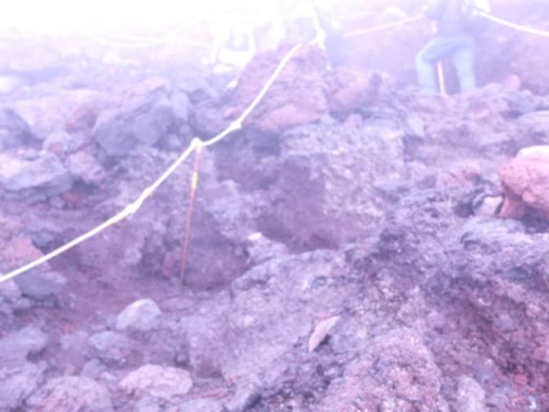 雨が降り始める中、最後の岩場を登った2015年の登山