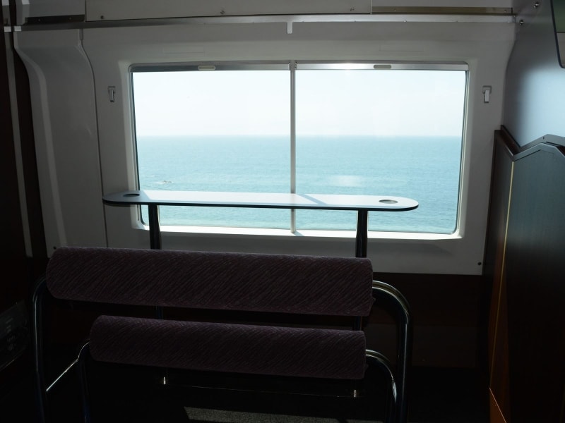 窓向きのラウンジコーナー