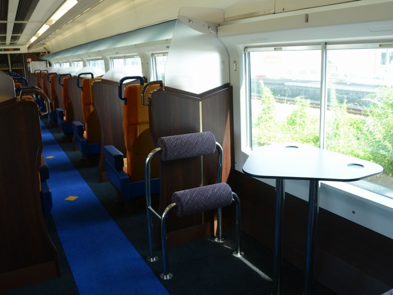 グリーン車のラウンジコーナー