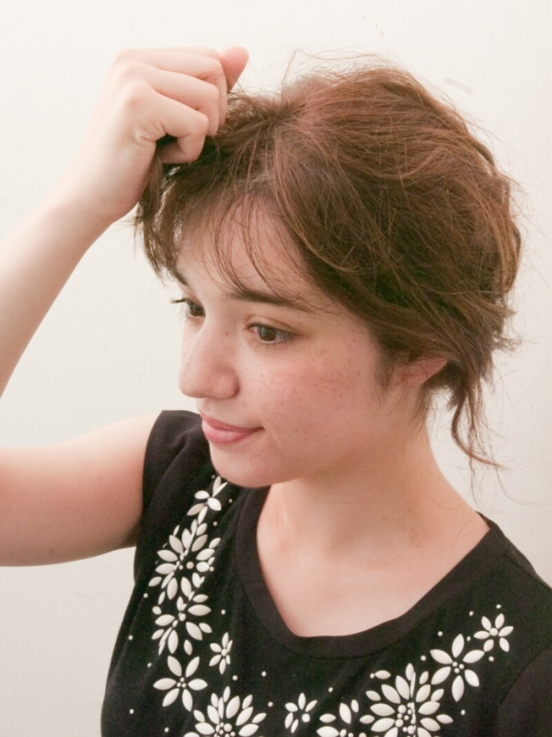 表面、根元からわしづかみするように