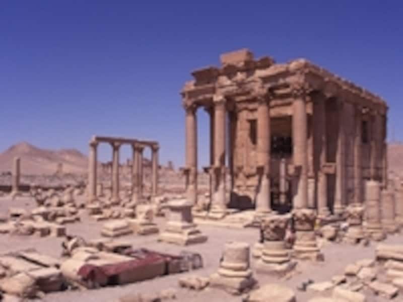 砂漠に広がる廃墟とバール・シャミン神殿 ©牧哲雄