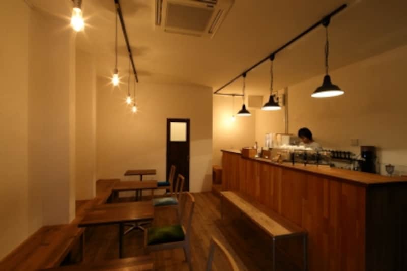 カウンターやテーブル、椅子などは全て木製。住まいでも取り入れられそうなデザインであることも、自宅のリビングにいるような気分にさせてくれる理由のひとつかもしれません