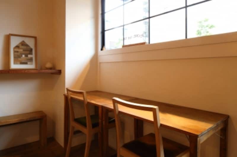 窓に面したカウンター席は自然光が入り、明るく気持ちよい空間。ここで長時間勉強している学生や仕事をしている常連のお客様もいるそうです
