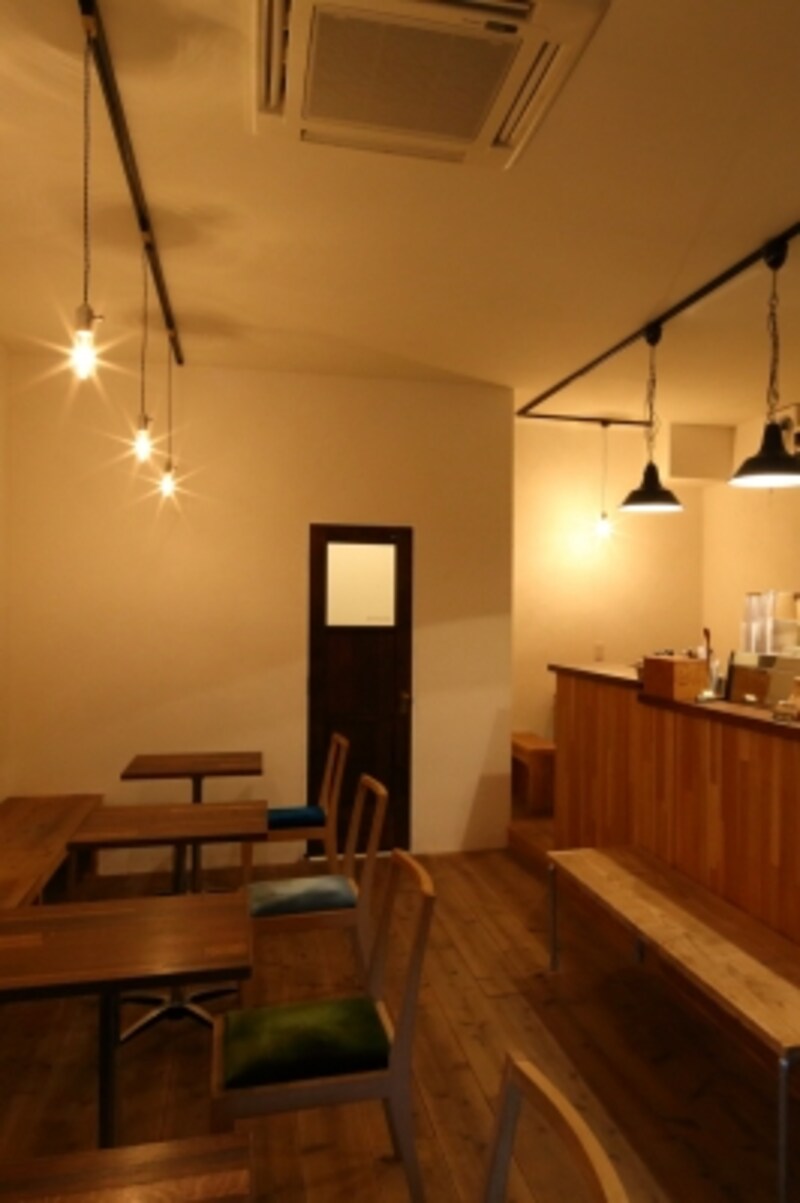 木製の扉は家具と同じ工房に製作を依頼したオリジナル。四角いガラス部分のあかりも照明計画の一部なので常時点灯しているそうです