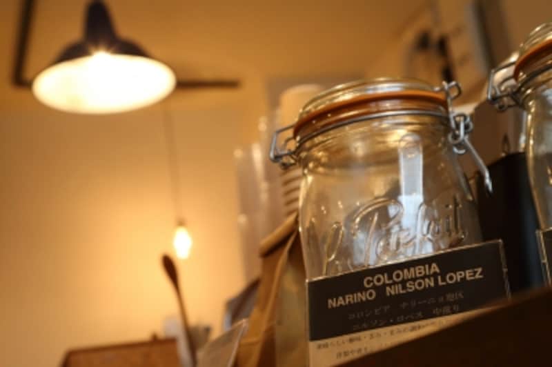 クリア電球による「アンビエント照明」と、シェードのある照明器具を使った「タスク照明」でカウンターの上を照らし、店内の明るさを調整しています