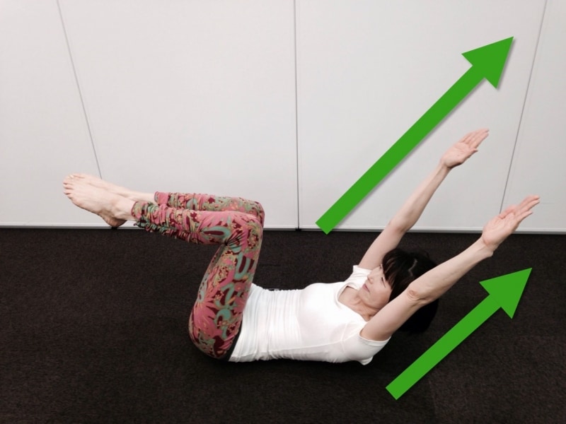 脚はそのままで手を遠くに