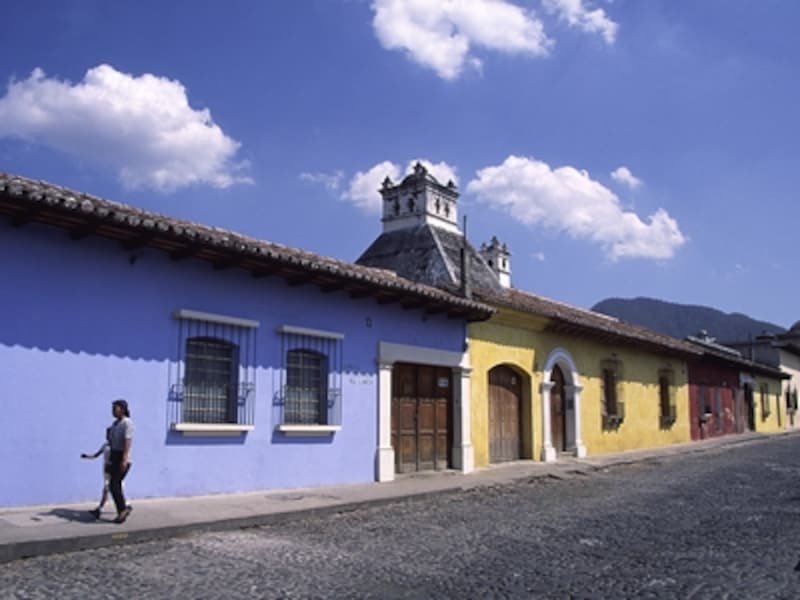 パステル・カラーが美しいアンティグア・グアテマラ。典型的なコロニアル風の街並み ©牧哲雄
