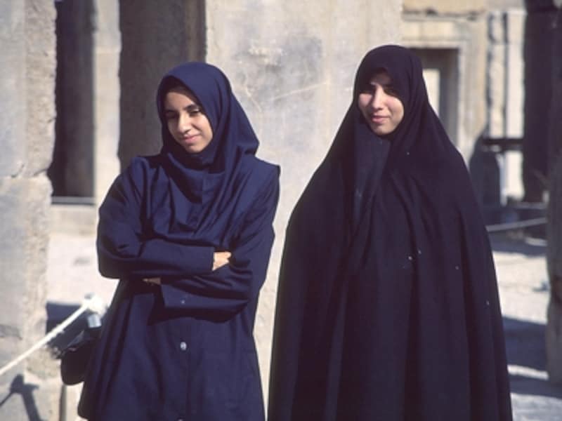 イランの女性はみな、ヘジャブ（あるいはベールやスカーフ）で髪を隠し、チャドル（あるいはロング・コートとロング・スカート）で全身を覆っている ©牧哲雄