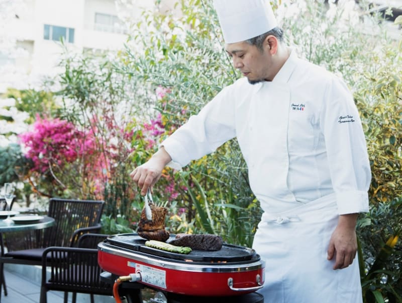 シェフ自ら食材を焼く