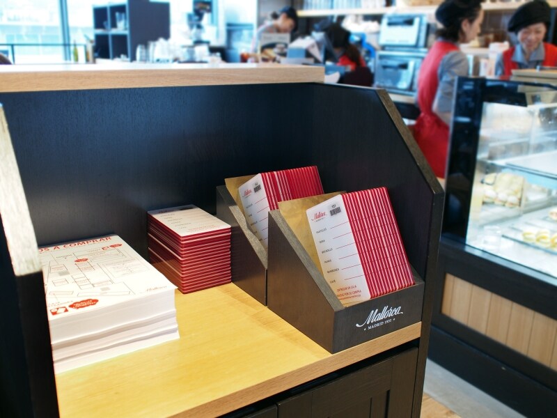 入り口に設置された、店内案内図と会計プレート