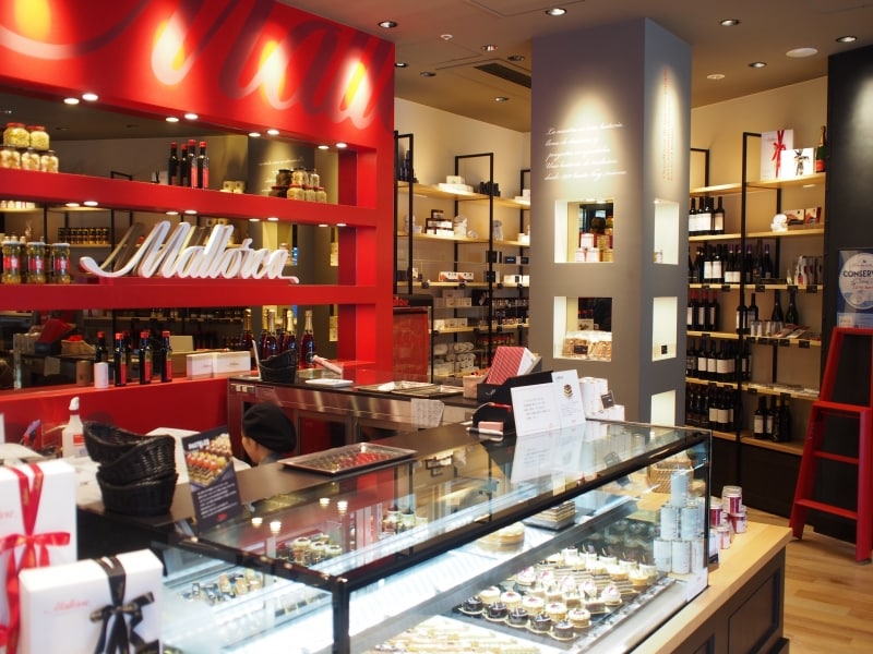 カラフルなプチケーキが宝石箱のようなパティスリー&チョコレートブース