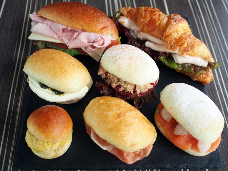 小さなパンでタパスを挟んだスペインサンドイッチ