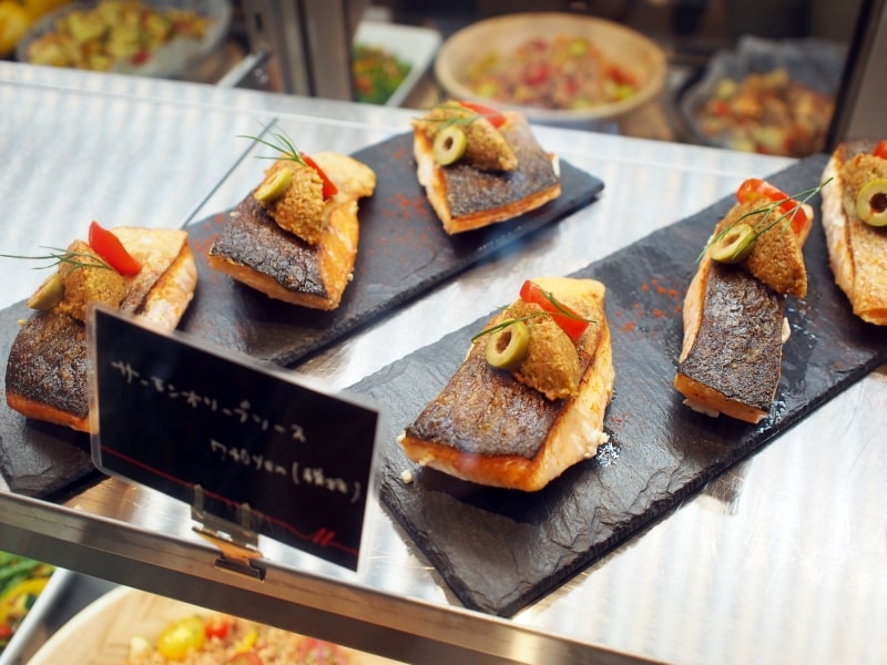 サーモンオリーブソース（1人前740円）